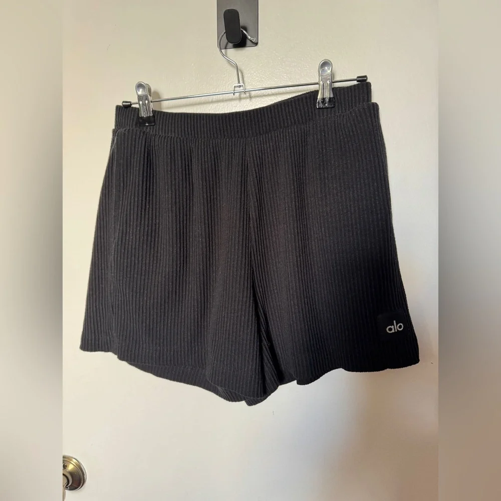 Alo Yoga Muse ribbed Set shorts and Sweater